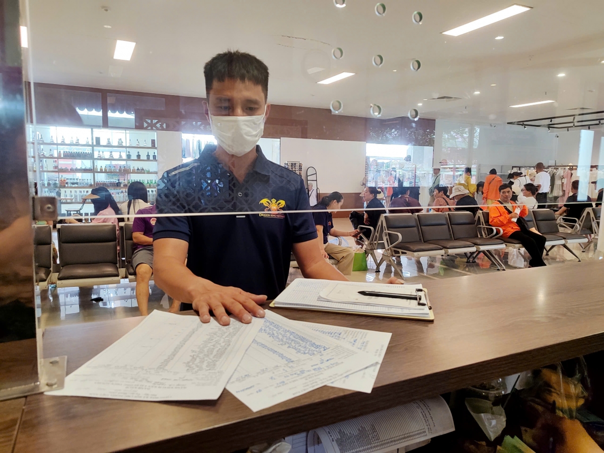 Để tàu được xuất bến, các thủ tục hiện vẫn được thực hiện thủ công bằng bút và giấy
