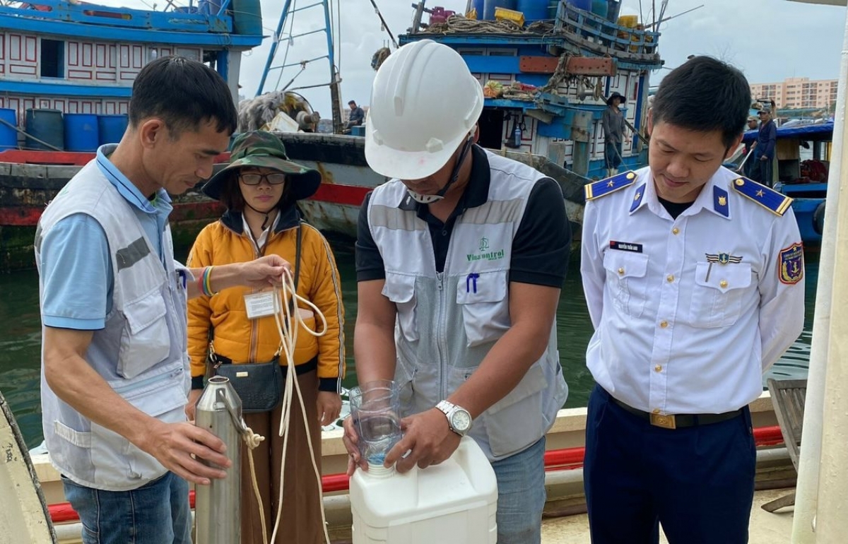 Kiểm tra vụ vận chuyển dầu DO không có giấy tờ chứng minh tính hợp pháp