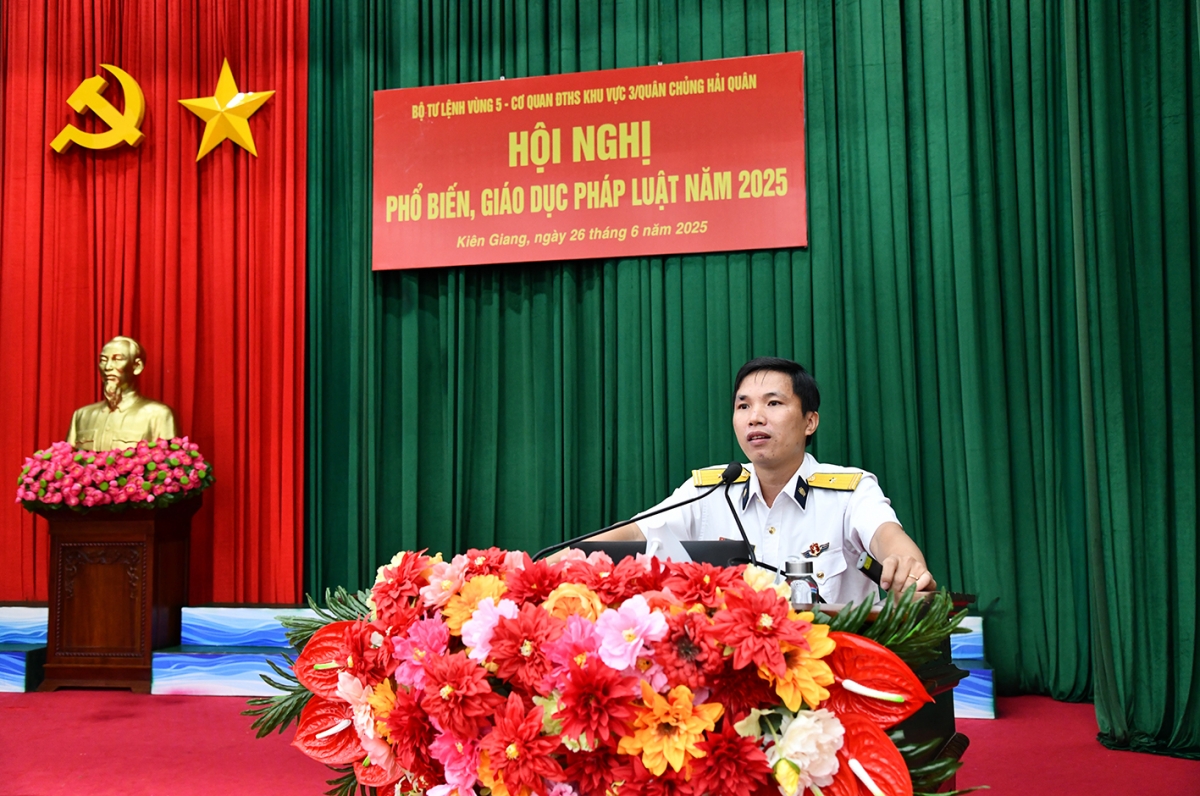 Báo cáo viên Cơ quan Điều tra Hình sự Khu vực 3 Quân chủng Hải quân truyền đạt nội dung tại hội nghị