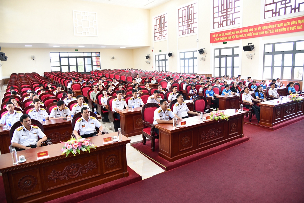 Các đại biểu tham dự chương trình gặp mặt
