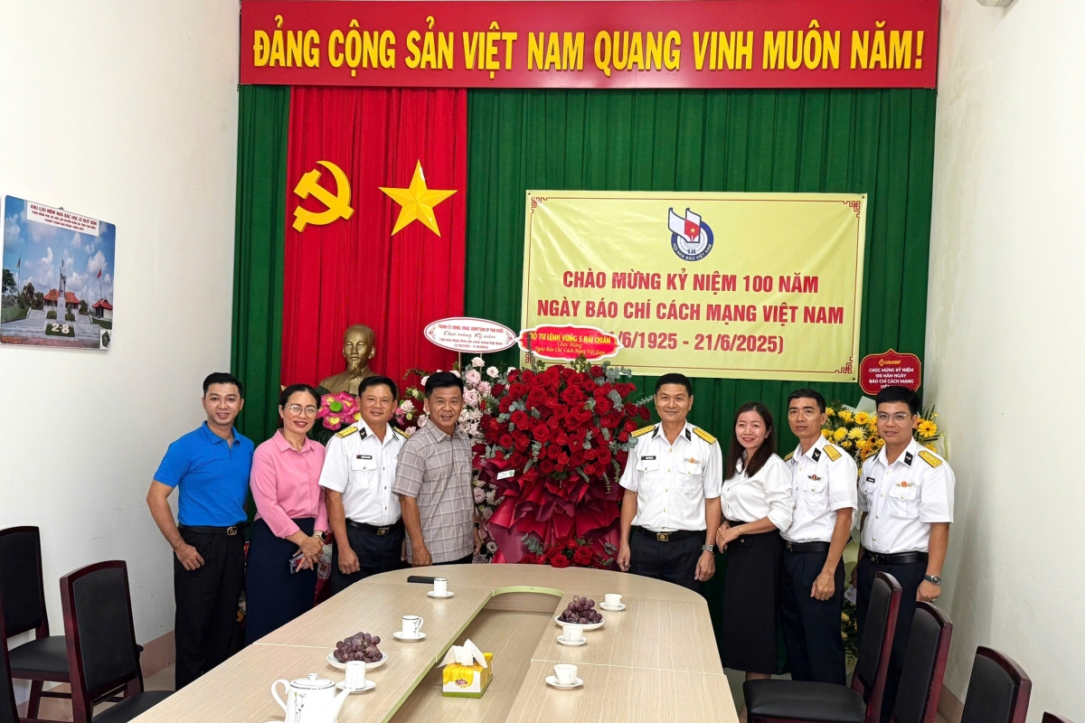 Đại tá Phạm Hồng Soi, Phó Chủ nhiệm Chính trị Bộ Tư lệnh Vùng 5 và đoàn công tác chúc mừng Trung tâm Văn hóa, Thể thao và Truyền thanh Phú Quốc