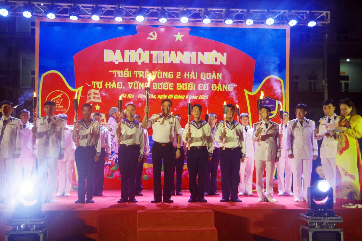 16 ngọn đuốc – biểu tượng thiêng liêng của 16 năm xây dựng và trưởng thành của Vùng 2 Hải quân được Đại tá Trần Mạnh Chiến, Chính ủy Vùng thắp sáng.