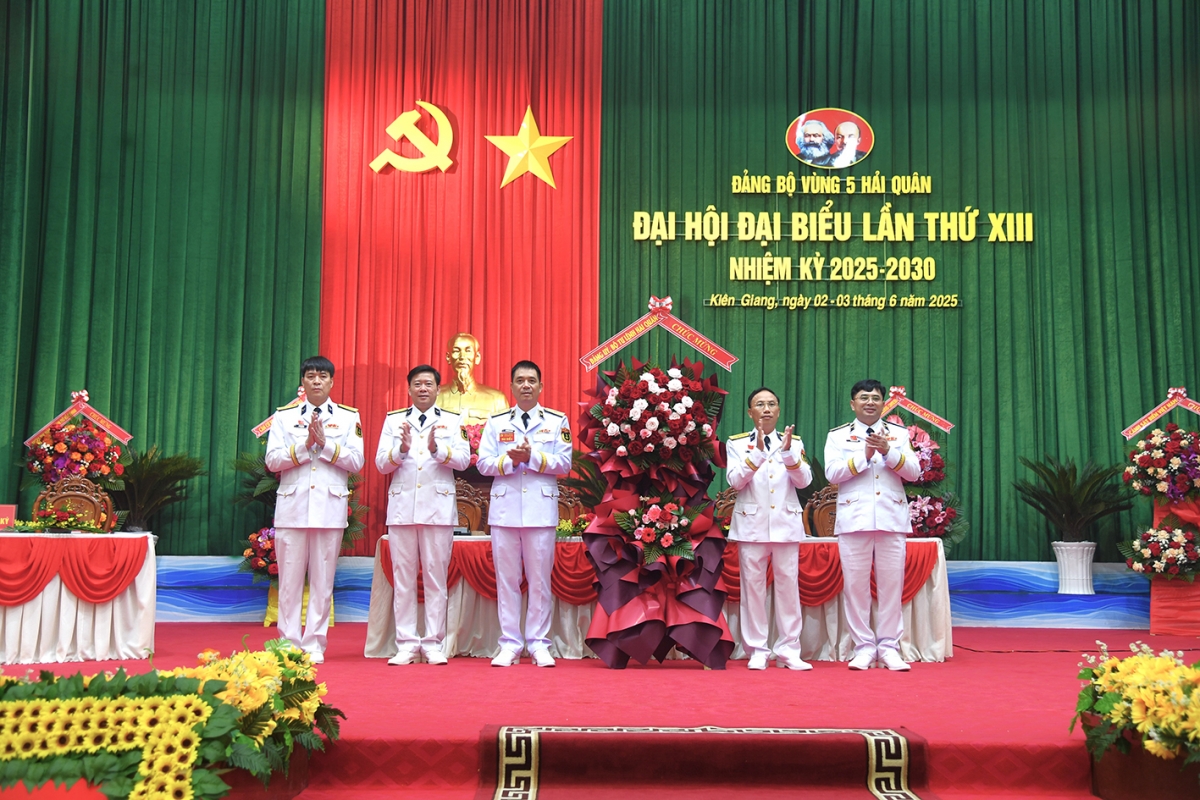 Thiếu tướng Nguyễn An Phong (thứ ba từ phải qua) tặng hoa chúc mừng đại hội
