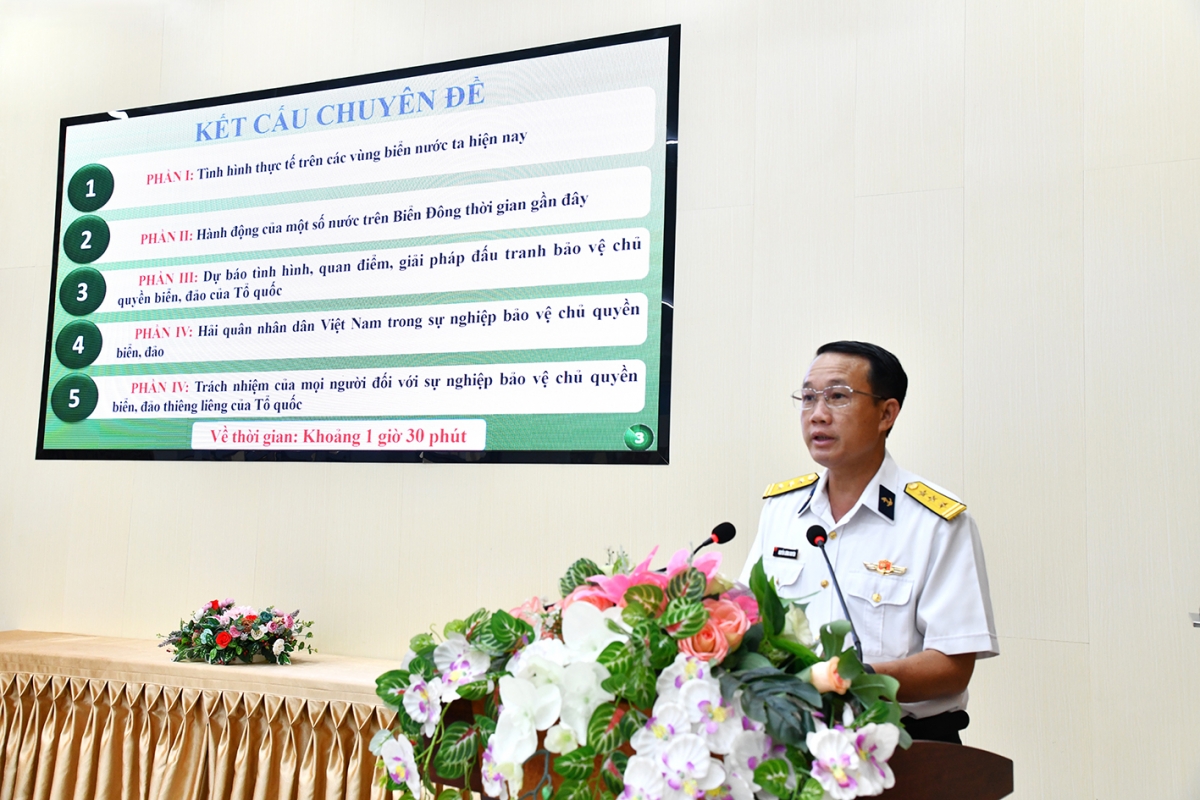 Thượng tá Nguyễn Lương Khuyên, Chính ủy Lữ đoàn 127 truyền đạt nội dung