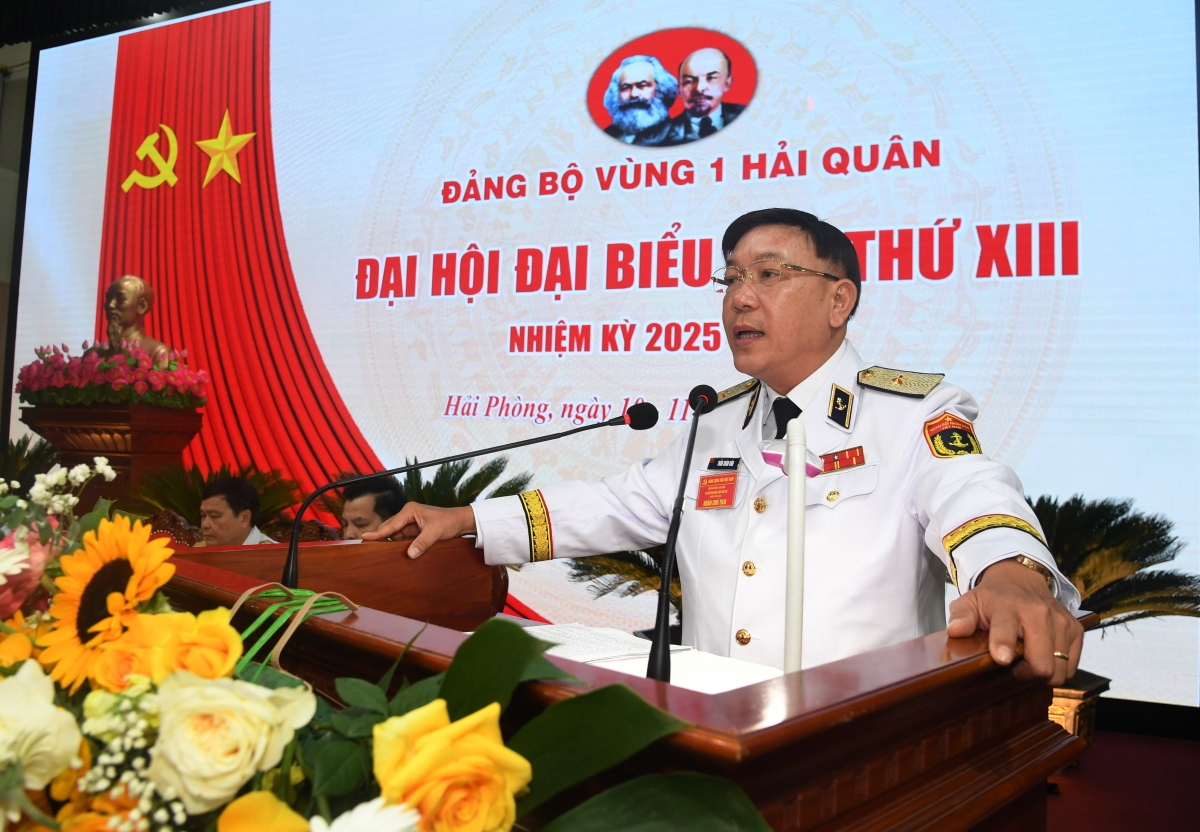 Chuẩn Đô đốc Trần Xuân Văn, Chính ủy Vùng 1 Hải quân trình bày báo cáo chính trị