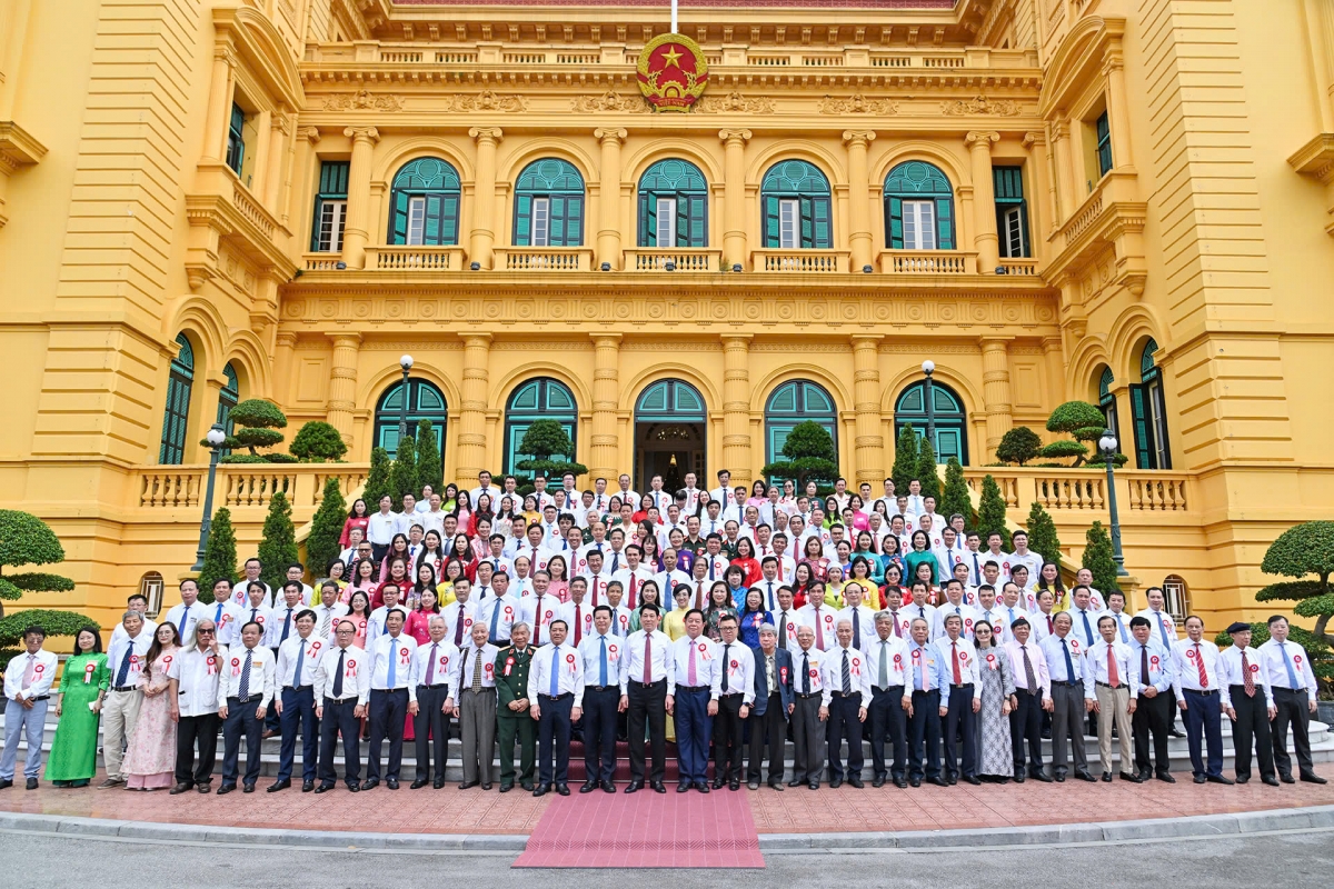 Chủ tịch nước Lương Cường chụp ảnh lưu niệm cùng các đại biểu (ảnh: Việt Cường)