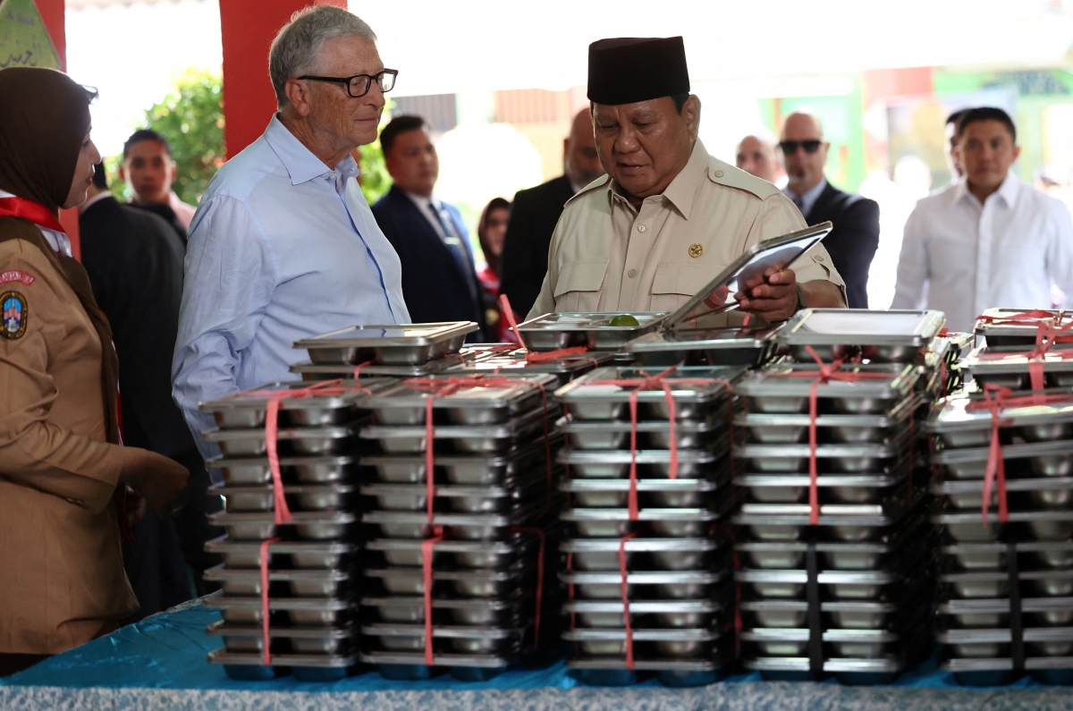 Tổng thống Indonesia Prabowo Subianto giới thiệu cho tỷ phú Bill Gates xem các hộp cơm trong chuyến thăm một trường học để kiểm tra chương trình bữa ăn dinh dưỡng miễn phí tại Jakarta, Indonesia ngày 7/5/2025. Ảnh: REUTERS.