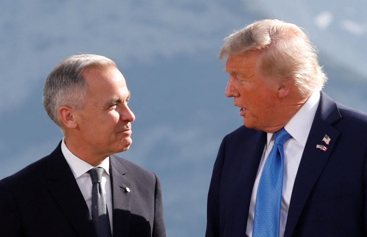 Tổng thống Hoa Kỳ Donald Trump và Thủ tướng Canada Mark Carney trò chuyện tại Hội nghị thượng đỉnh G7 ở Kananaskis, Alberta, Canada, ngày 16/6 năm 2025. (ảnh: Reuters)