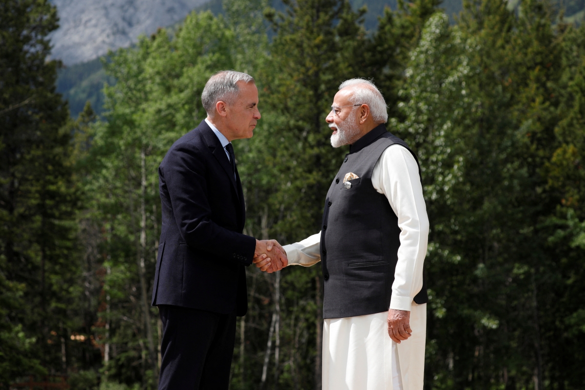 Thủ tướng Canada Mark Carney và Thủ tướng Ấn Độ Narendra Modi bắt tay nhau trước khi chụp ảnh tại Hội nghị thượng đỉnh các nhà lãnh đạo G7 ở Kananaskis, Alberta, Canada, ngày 17/6/2025. (ảnh: Reuters)