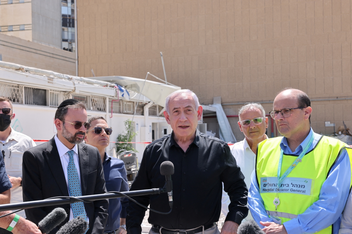 Thủ tướng Israel Benjamin Netanyahu đến thăm khu phức hợp Bệnh viện Soroka và bia Sheva (ảnh: Reuters)