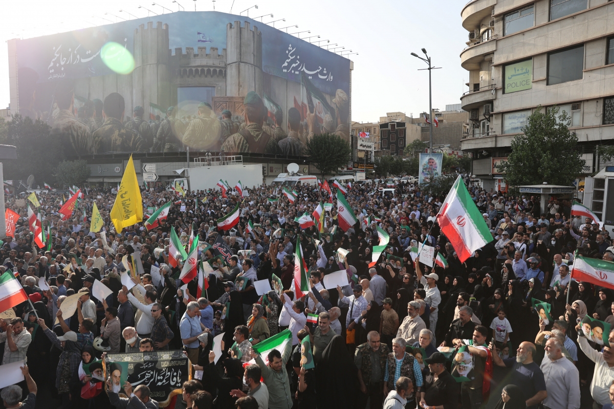 Người dân Iran xuống đường biểu tình, phản đối việc Israel tấn công Iran. (Ảnh: Reuters)