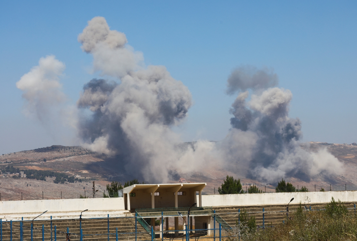 Khói bốc lên từ quận Nabatieh, sau các cuộc không kích của Israel, nhìn từ Marjayoun, miền nam Lebanon (Ảnh: Reuters)