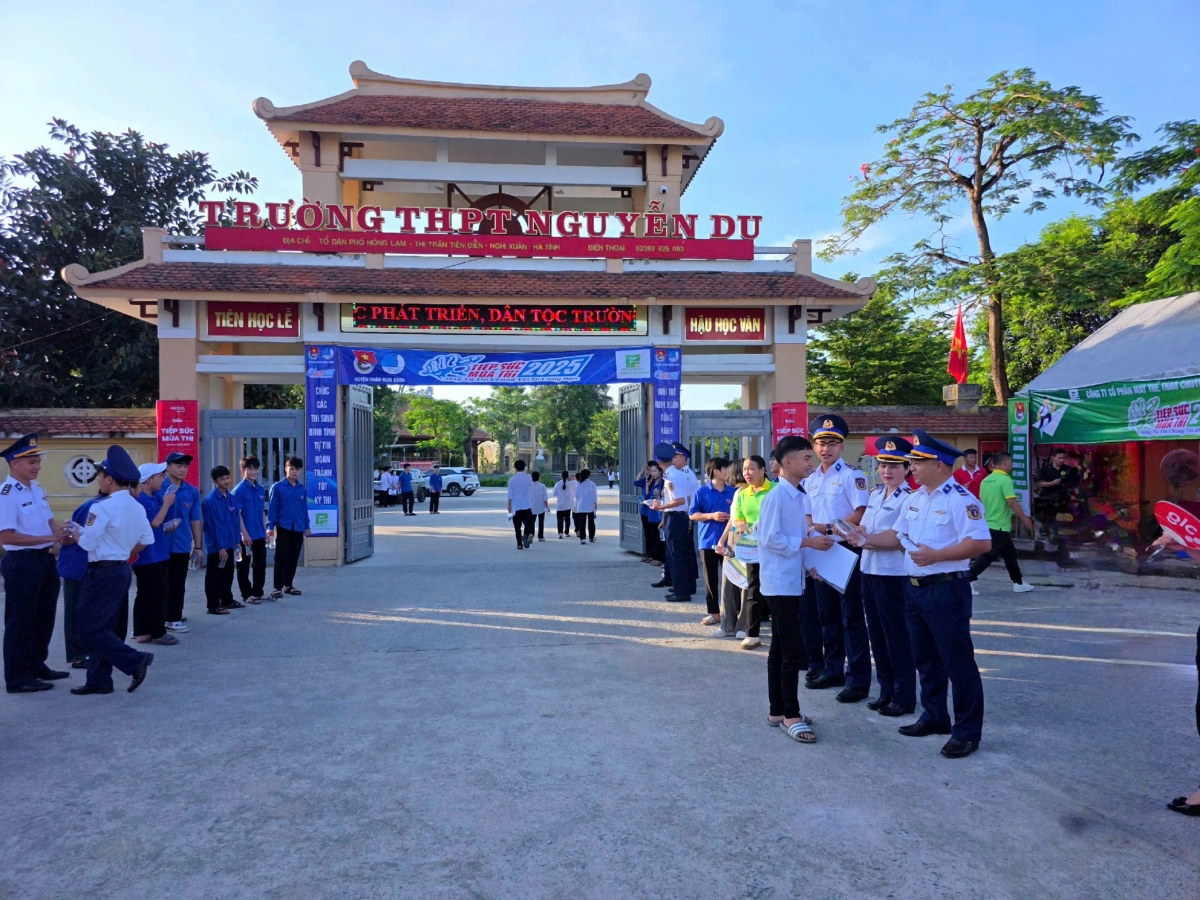 Các cán bộ chiến sĩ Hải đội 102 có mặt tại cổng trường THPT Nguyễn Du cổ vũ tinh thần cho các thí sinh