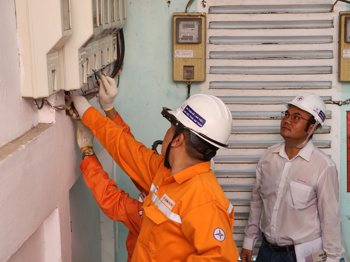 Chăm sóc khách hàng sử dụng dịch vụ điện