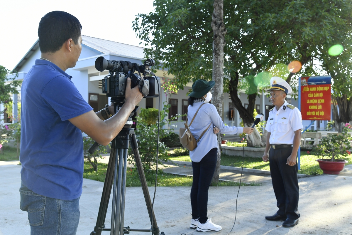 Phóng viên kênh truyền hình QPVN tác nghiệp tại Vùng 5 Hải quân