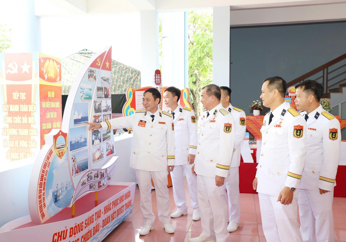 Các đại biểu tham quan mô hình CTĐ, CTCT trưng bày tại Đại hội