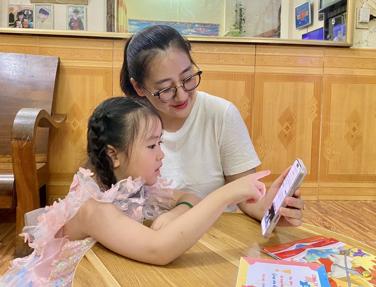 Phụ huynh hướng dẫn con trẻ làm quen với các thiết bị công nghệ phục vụ việc học tập, giải trí.