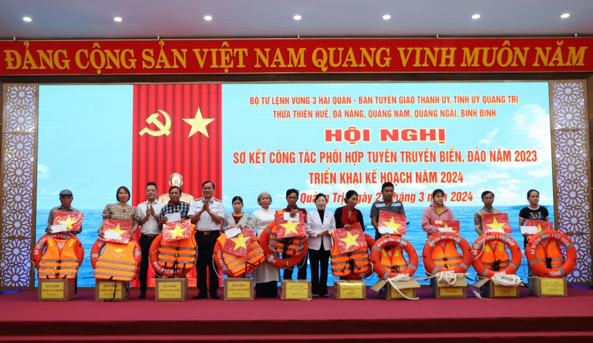 Phối hợp với các đia phương thực hiện tuyên truyền biển đảo