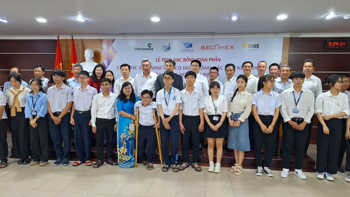 Bcons trao học bổng cho sinh viên khó khăn.