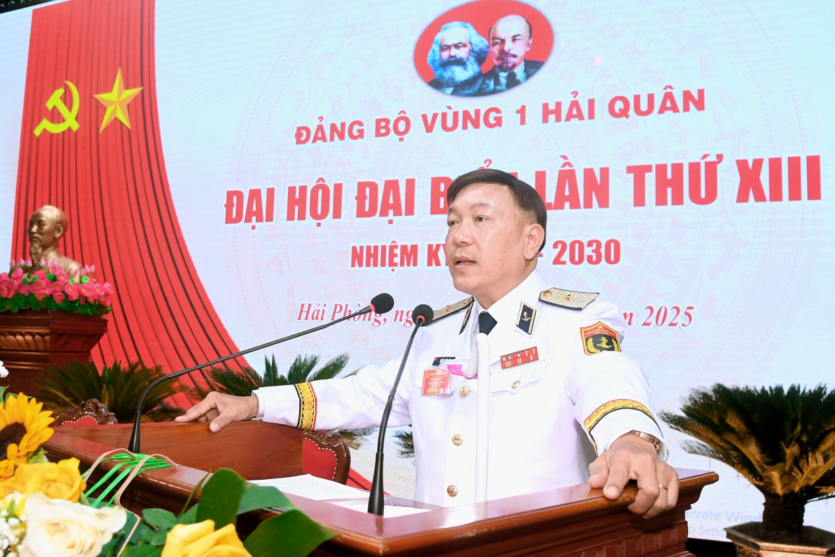 Chuẩn Đô đốc Trần Xuân Văn, Bí thư Đảng uỷ, Chính uỷ Vùng 1 thông qua quy chế đại hội