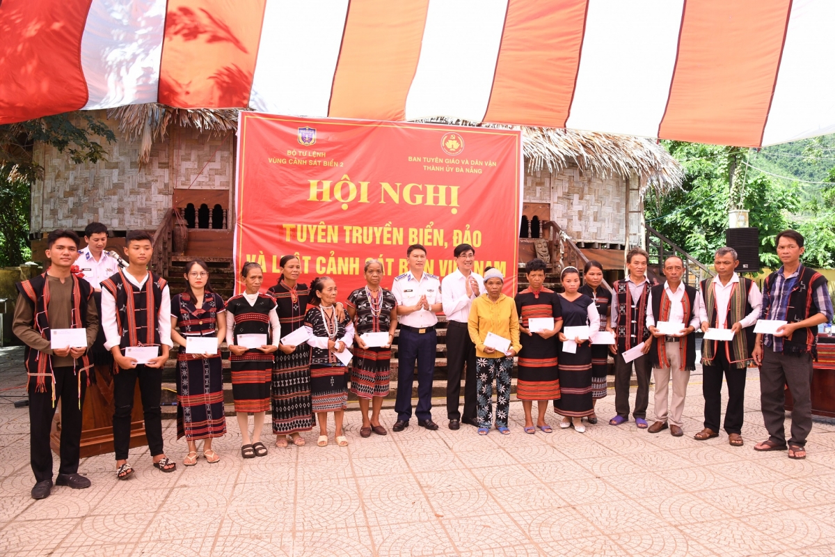 Trao quà tặng các hộ gia đình đồng bào dân tộc có hoàn cảnh khó khăn xã Hoà Bắc, huyện Hoà Vang, thành phố Đà Nẵng