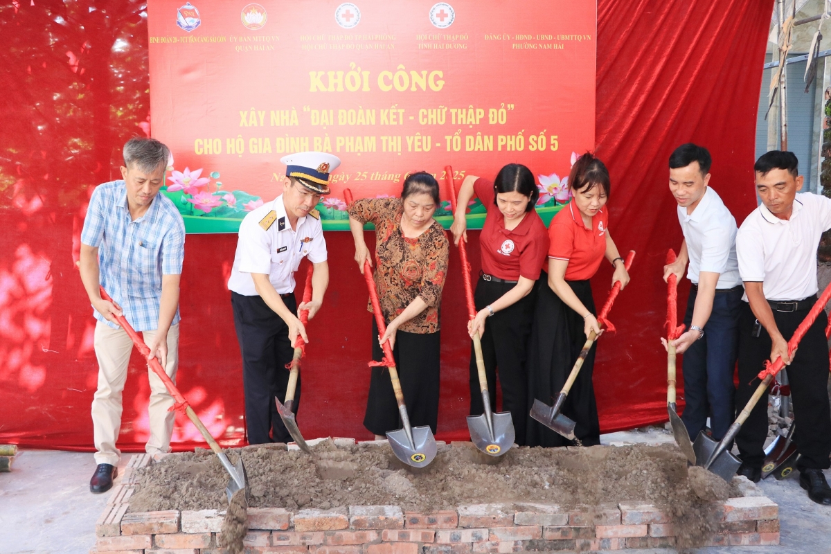 Các đại biểu thực hiện nghi thức khởi công xây nhà Đại đoàn kết