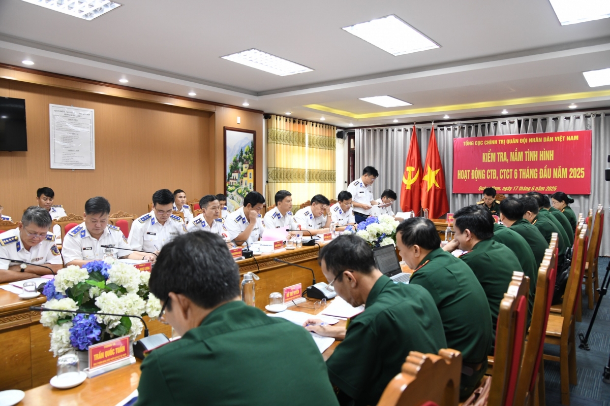 Đại tá Lê Huy, Bí thư Đảng ủy, Chính ủy Vùng Cảnh sát biển 2 báo cáo kết quả hoạt động công tác Đảng, công tác chính trị của đơn vị.