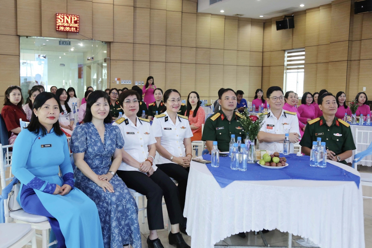 Các đại biểu tham dự buổi lễ