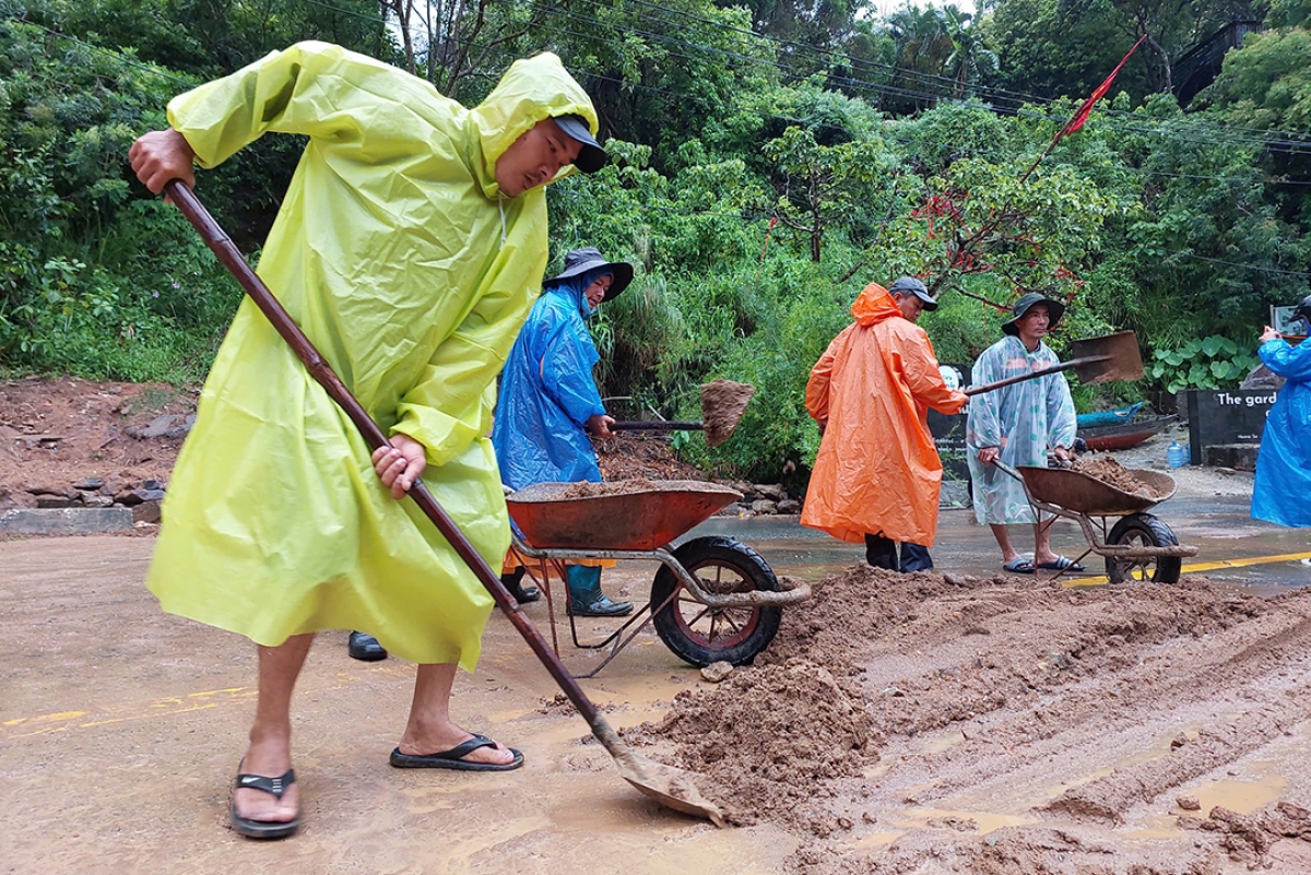 Các lực lượng được huy động để dọn dẹp bùn đất