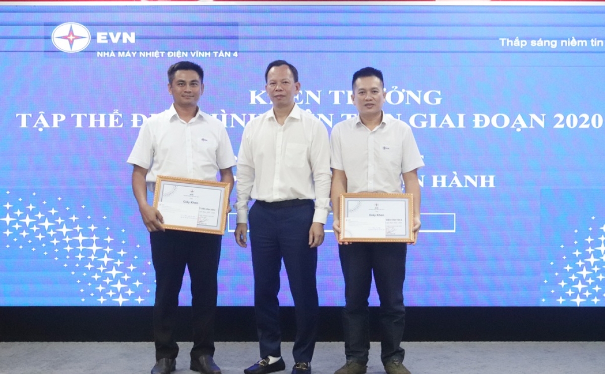2 tập thể có thành tích xuất sắc được tặng giấy khen