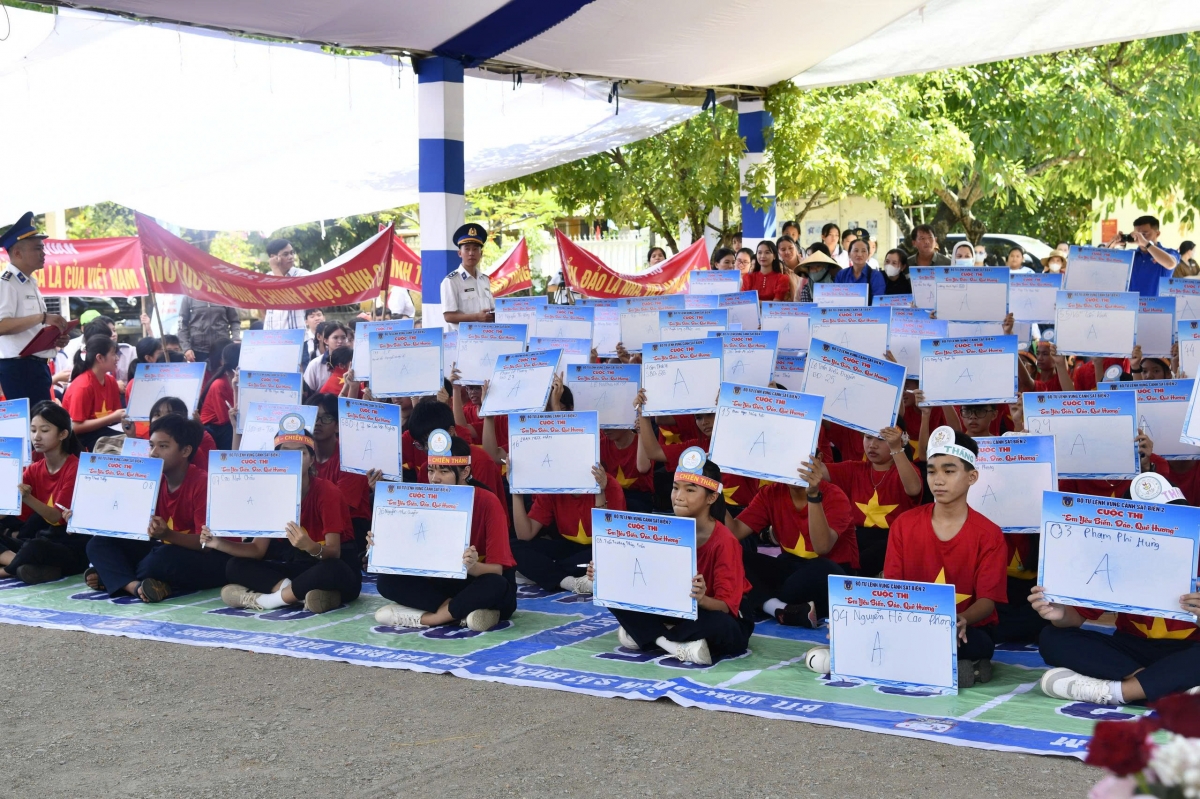 Các em học sinh hào hứng, sôi nổi tại Cuộc thi “Em yêu biển, đảo quê hương"