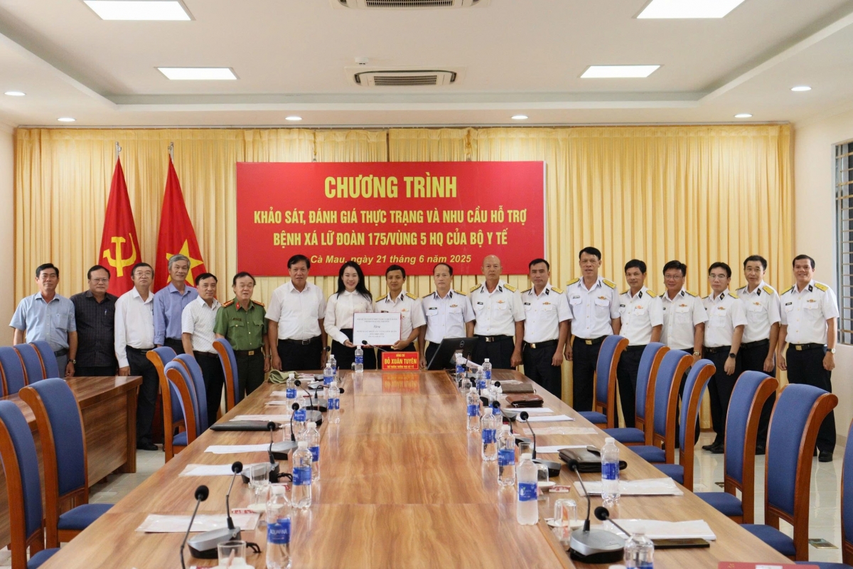 Đoàn công tác Bộ Y tế tặng quà Bệnh xá Lữ đoàn 175