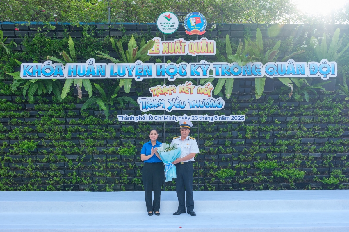 Thượng tá Phạm Ngọc Hưng, Phó Chính ủy Trung tâm Huấn luyện nhận hoa chúc mừng từ đồng chí Trịnh Thị Hiền Trân - Phó Bí thư Thành đoàn Tp. Hồ Chí Minh