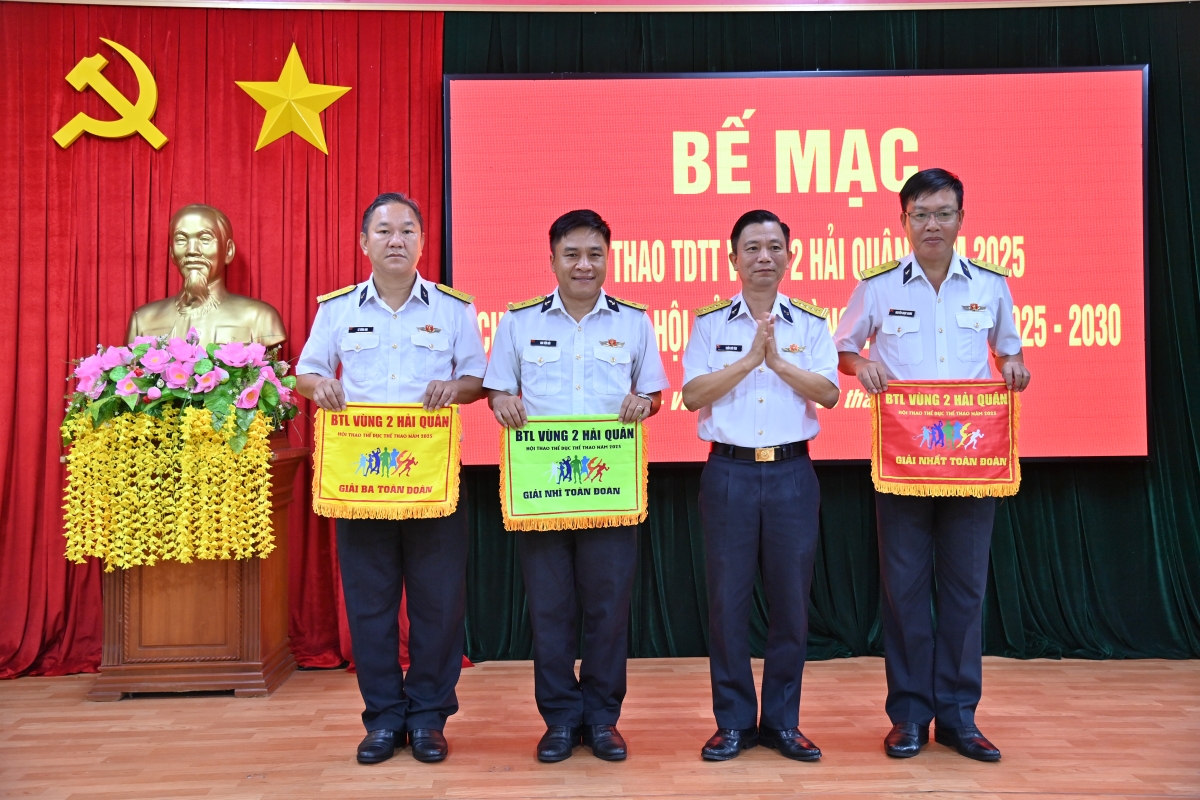 Trao giải toàn đoàn cho các đơn vị đạt thành tích cao trong Hội thao