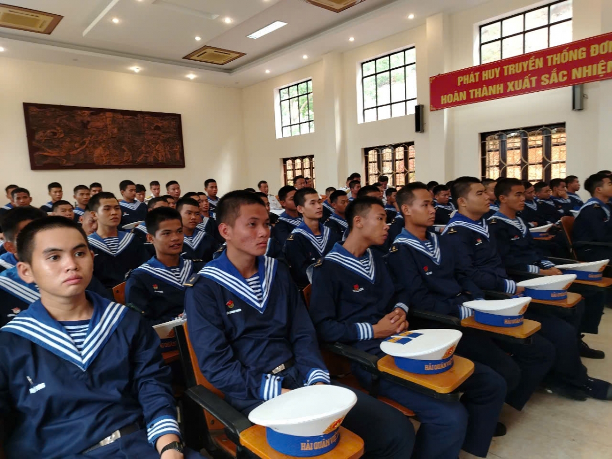 Các chiến sĩ xem phim truyền thống