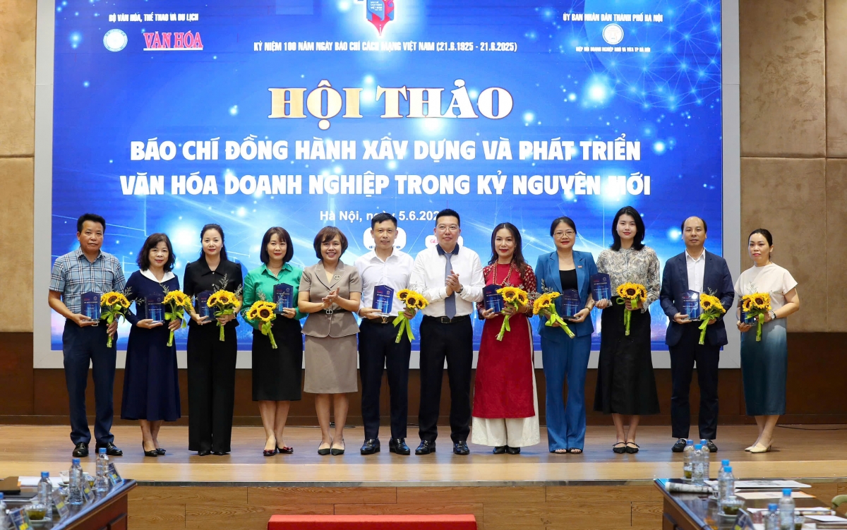 Vinh danh 5 cơ quan báo chí và 5 doanh nghiệp (Ảnh: Ngọc Trung)