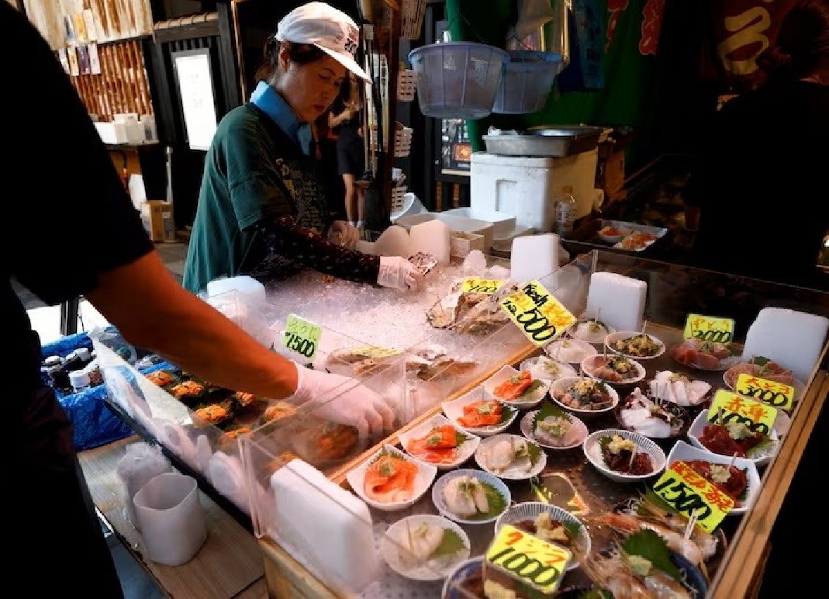 Một chợ hải sản tại Tokyo, Nhật Bản. Ảnh: Reuters