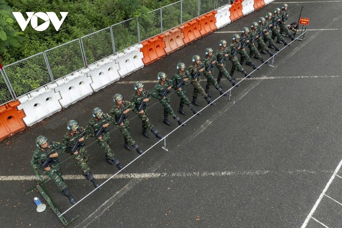 Đội hình thực hiện nhiệm vụ có 10 hàng ngang, 16 hàng dọc, khối trưởng và tổ quân kỳ. Quân nhân được tuyển chọn trong toàn Binh chủng hóa học với chiều cao 1,75 m trở lên. Riêng tổ quân kỳ và khối trưởng cao từ 1,8 m, quân dung tươi tỉnh, ý thức kỷ luật và tác phong tốt. Điểm tập luyện được kẻ vẽ chi tiết các đường ngang, dọc và vị trí đứng, hướng di chuyển, từng bước chân được đo chính xác, tỉ mỉ.
