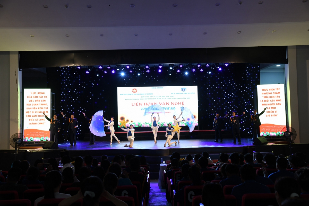 Tiết mục tham gia chương trình văn nghệ “Vượt sóng vươn khơi” của Bộ tư lệnh Vùng Cảnh sát biển 2