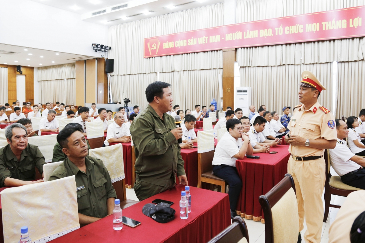 Người lao động tham gia tìm hiểu xử lý tình huống an toàn giao thông