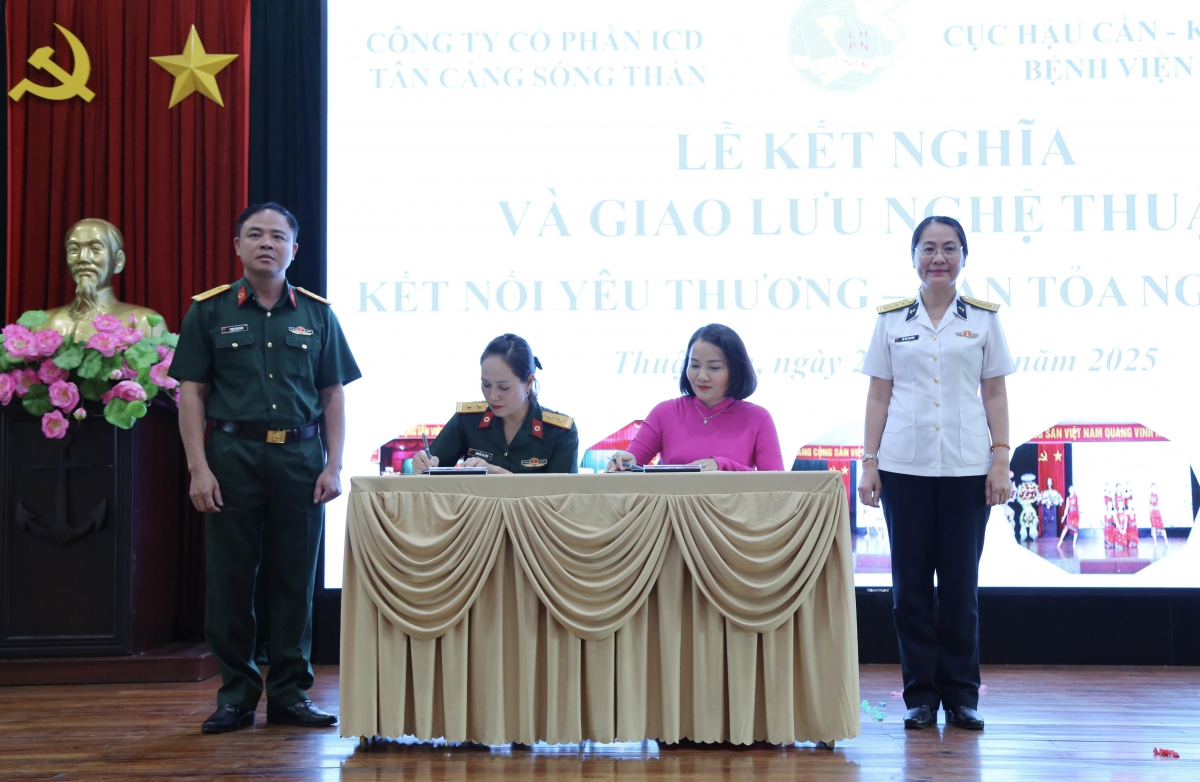 Lãnh đạo 2 đơn vị chứng kiến ký kết chương trình phối hợp