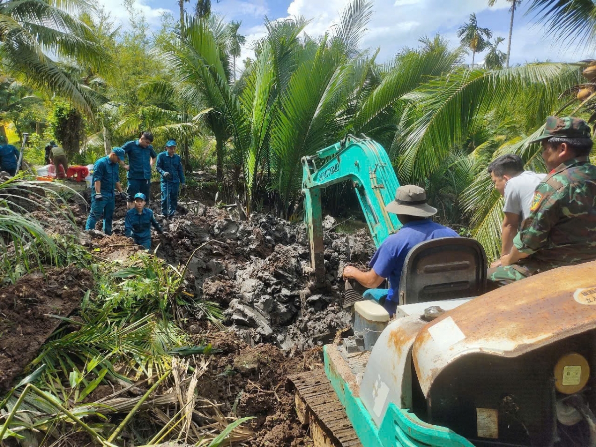 Lực lượng làm nhiệm vụ tìm kiếm hài cốt liệt sỹ thất lạc bất chấp mưa nắng.