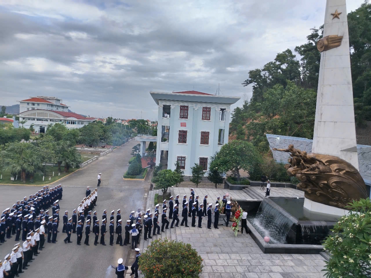 Các chiến sĩ dâng hương
