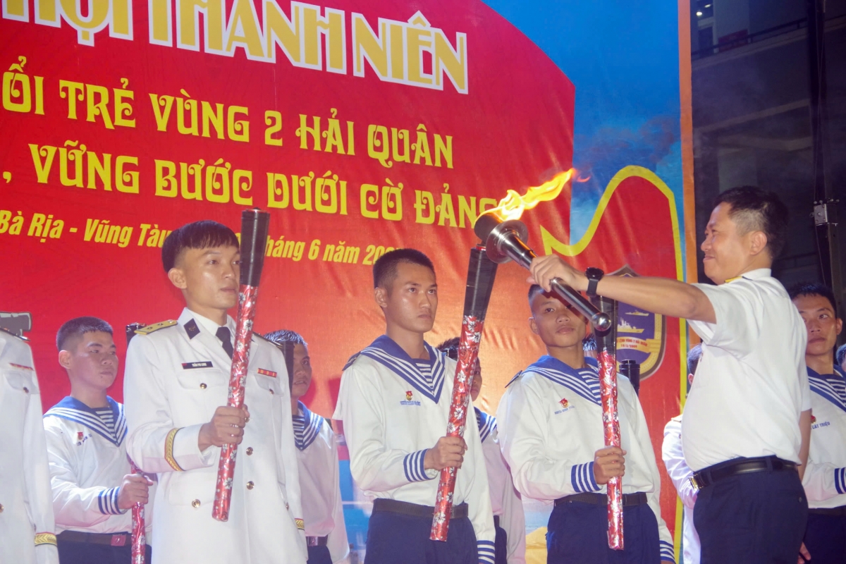 Đại tá Trần Mạnh Chiến, Bí thứ Đảng ủy, Chính uỷ thực hiện nghi thức thắp ngọn lửa truyền thống