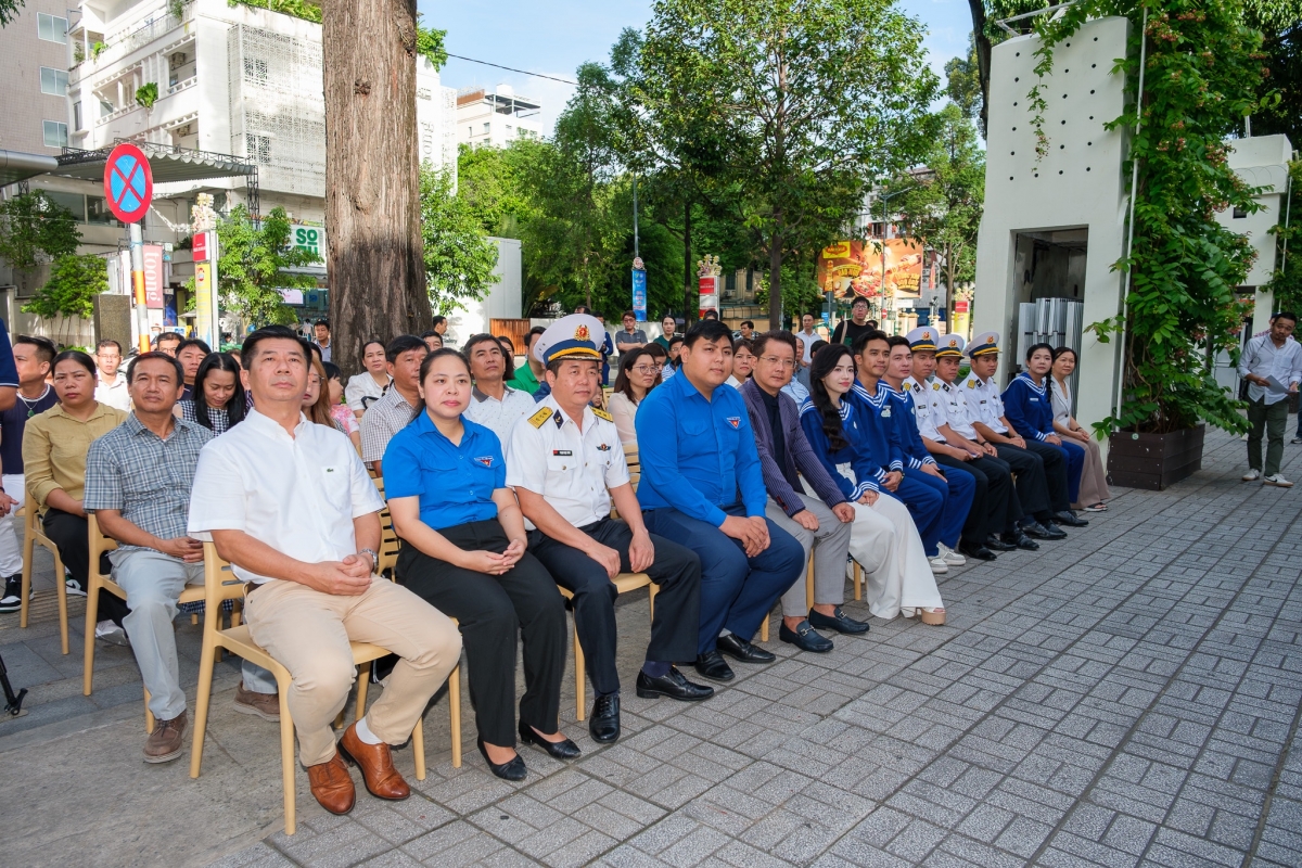 Đồng chí Nguyễn Hồng Phúc, Giám đốc Nhà Văn hóa thanh niên TP Hồ Chí Minh (ngoài cùng bên trái) cùng các đại biểu dự buổi Lễ