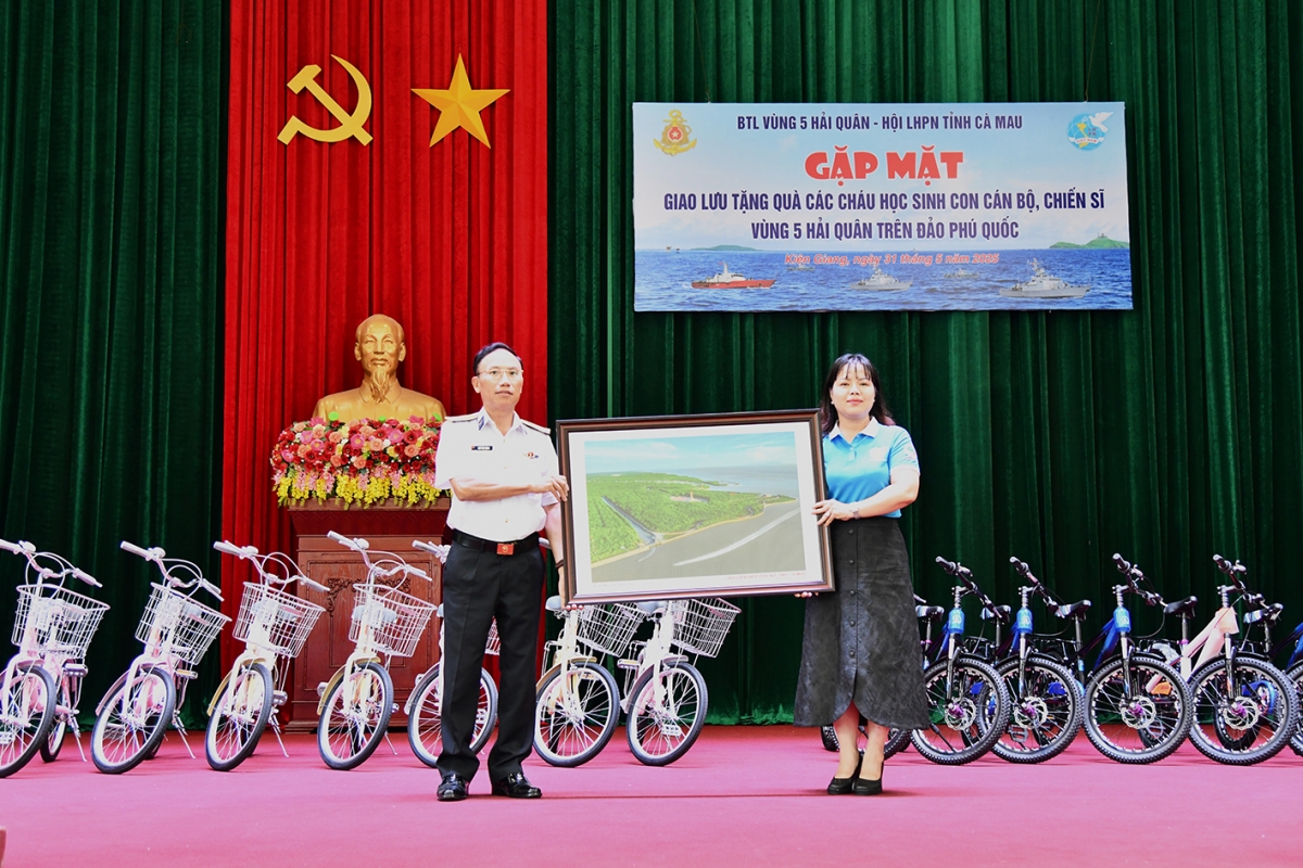 Lãnh đạo Hội LHPN tỉnh Cà mau tặng quà lưu niệm Bộ Tư lệnh Vùng 5 Hải quân