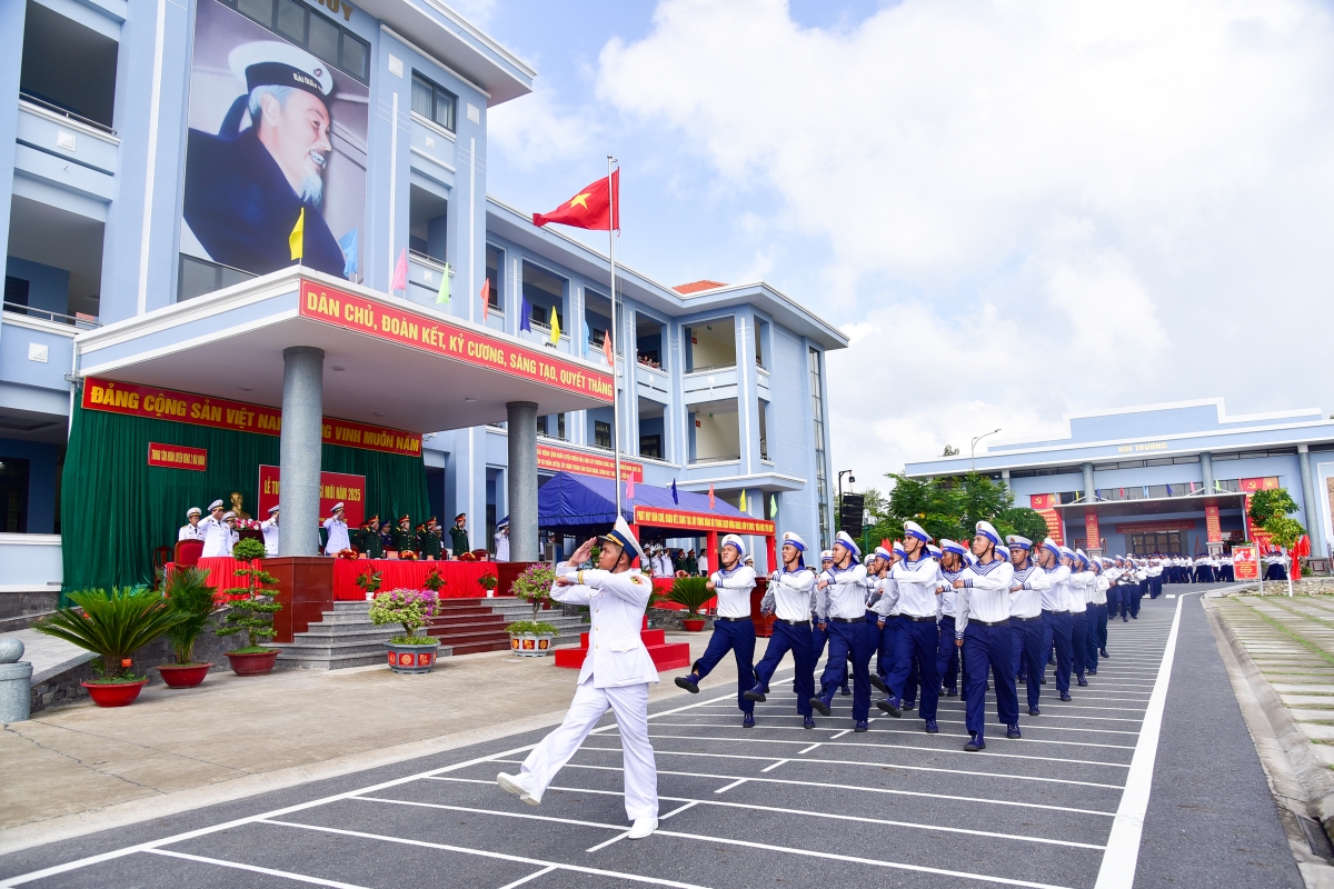 Chiến sĩ mới duyệt đội ngũ