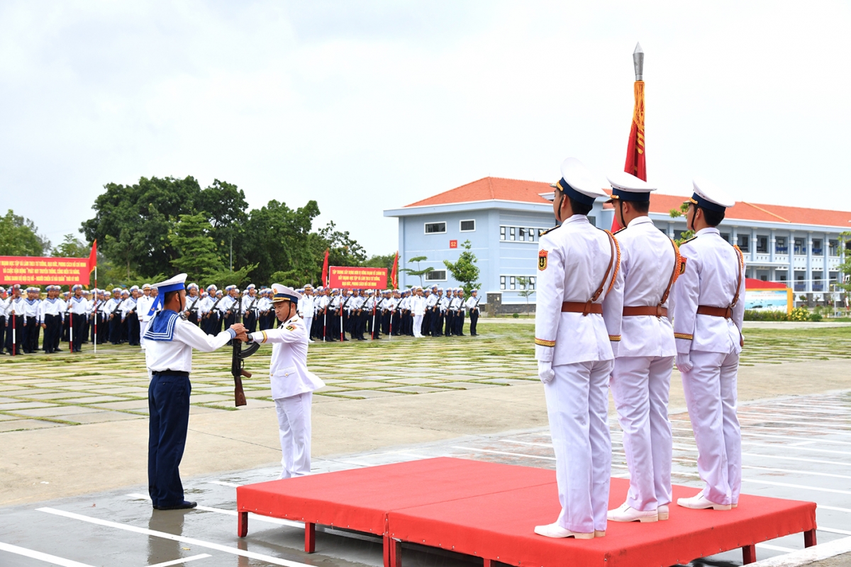 Thủ trưởng Bộ Tư lệnh Vùng 5 Hải quân trao súng cho CSM.