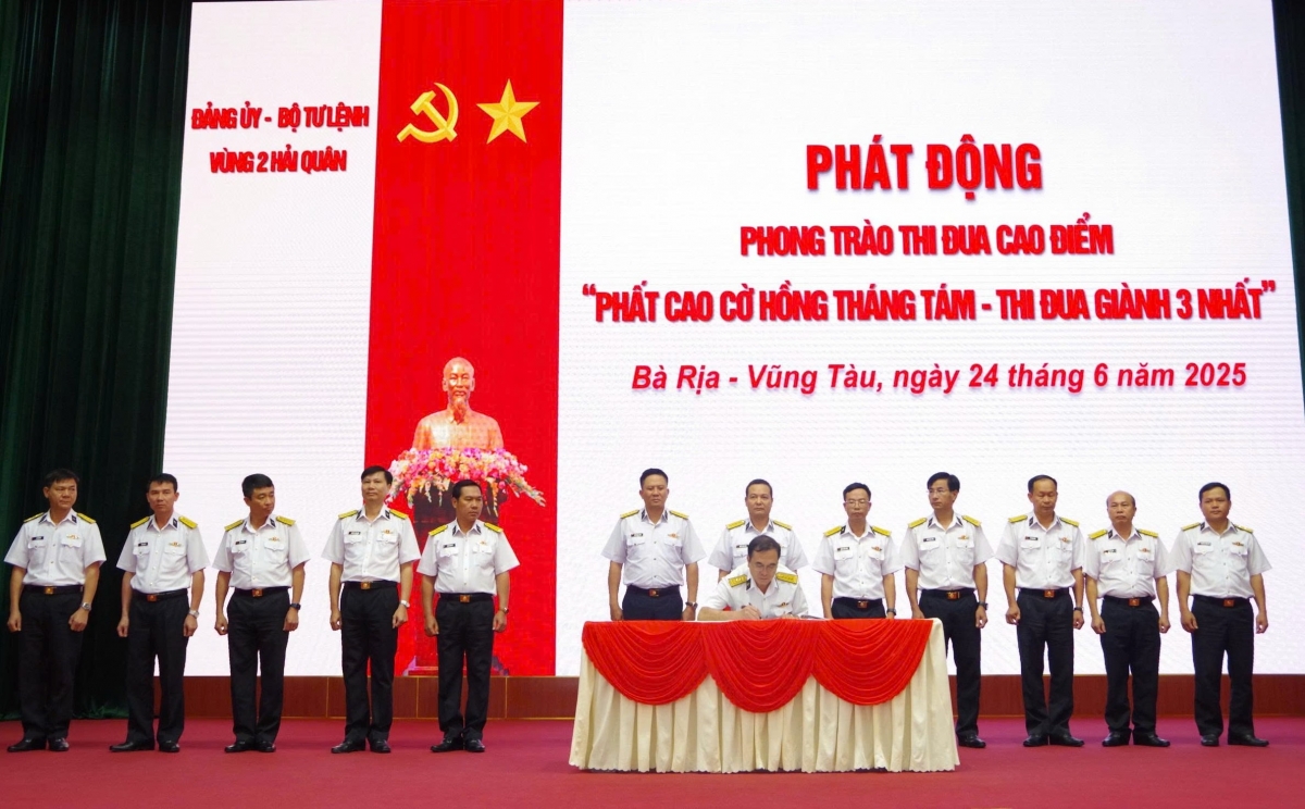 Thủ trưởng Bộ Tư lệnh Vùng chứng kiến các cơ quan, đơn vị ký kết giao ước thi đua