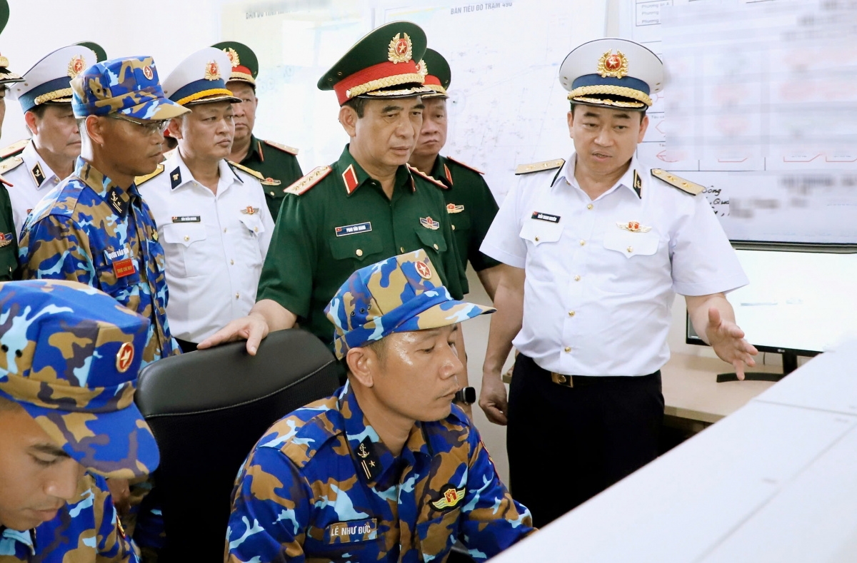 Thủ trưởng Bộ Quốc phòng, Thủ trưởng BTL Hải quân kiểm tra công tác sẵn sàng chiến đấu tại Trạm Ra đa đảo Trần